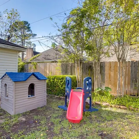 Roomy Houston Rental With Home Office And Private Pool